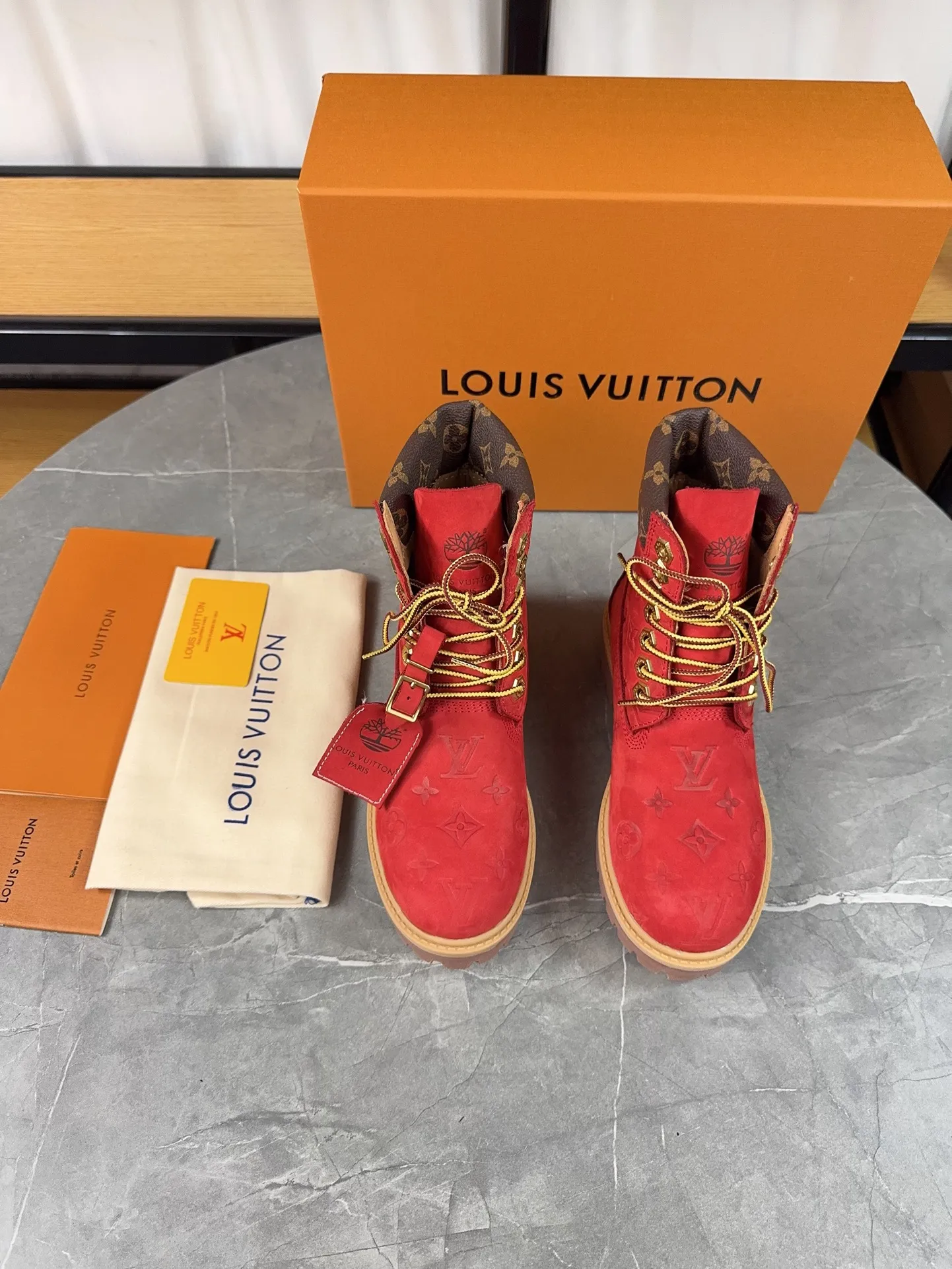 Couple model 💰700 ❤️Top version: Couple model LV x Timberland Timberland joint model Presbyopia Embossed Rhubarb boots Ankle boots Short boots LV x Timberland ankle boots are made of Monogram embossed waterproof nubuck cow leather, relying on the brand's exquisite craftsmanship to carefully reshape the classic Timberland 6-inch boot shape in Italy, and make an eye-catching appearance in 2024 created by Pharrell Williams with American workwear style Autumn and winter menswear show. Monogram embossed tongue, original Timberland laces and outsole are exquisite details, and the leather label expresses the cooperation logo. Exquisite packaging at the delivery counter🛍📦 ▪️Material: Original customized imported first-layer cowhide ▪️Inner lining: Original customized leather lining/mesh lining ▪️Outsole: Original molded anti-slip rubber material ▪️Sole thickness: 3.5CM ▪️Size: Women's 35-40 Men's 39-46
